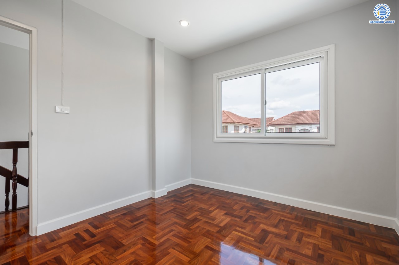 บ้านมือสองตกแต่งใหม่ คุณภาพแบรนด์ LH ม.ชลลดา บางบัวทอง เนื้อที่ 62 ตร.ว. ตกแต่งหรูหรา ฟังก์ชันจัดเต็ม 3 ห้องนอน 2 ห้องน้ำ จอดรถได้ 2 คัน พร้อม Facilities ครบ! บนทำเลคุณภาพ เชื่อมต่อได้หลายเส้นทาง ใกล้เซ็นทรัลเวสต์เกต และรถไฟฟ้า "สถานีบางพลู"